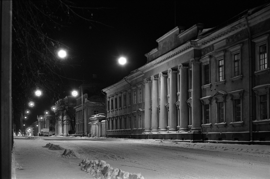 Unioninkatu 38. Näkymä talvi-iltana Unioninkadulta Hyksin sisätautiklinikan kohdalta Kirkkokadun suuntaan. Talvi, lunta maassa.