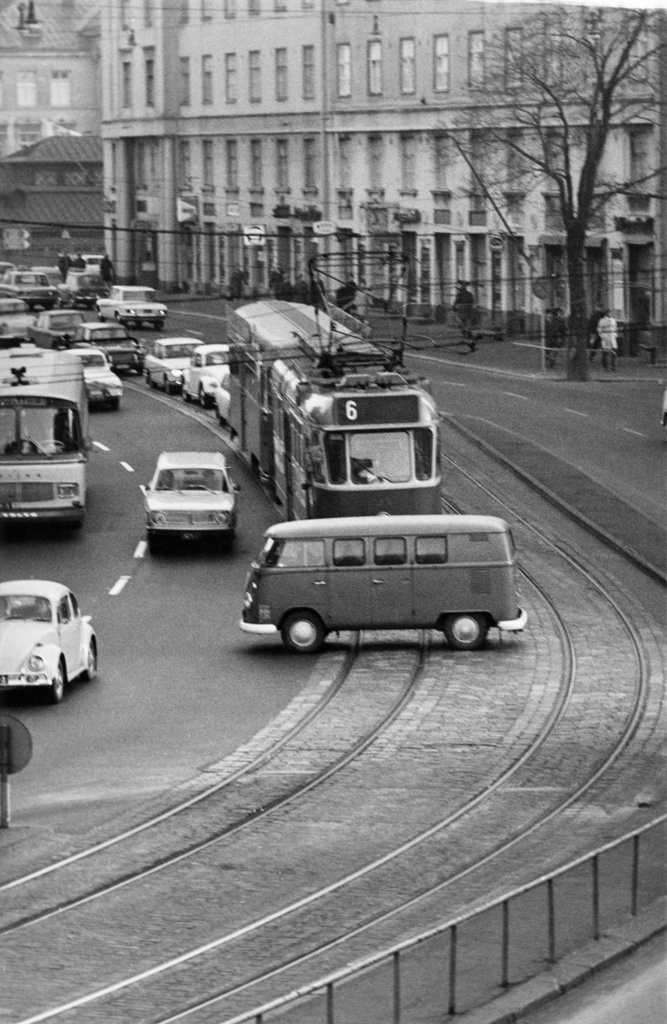 Linjan 6 raitiovaunu Hämeentien ja Vilhovuorenkadun risteyksessä. Taustalla Hämeentie 35,37.