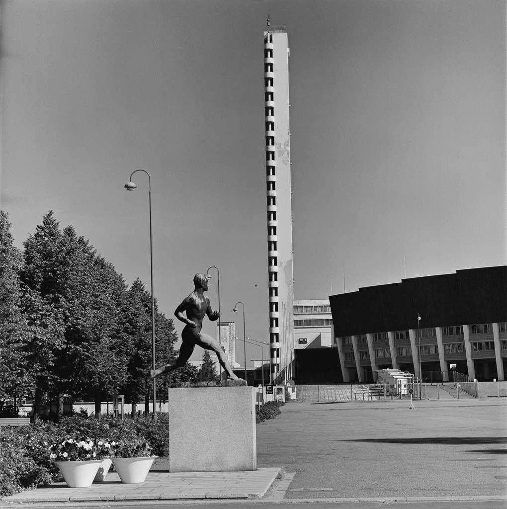 Paavo Nurmen patsas Stadionin etukentällä. Taustalla Olympiastadion (Paavo Nurmen tie 1).