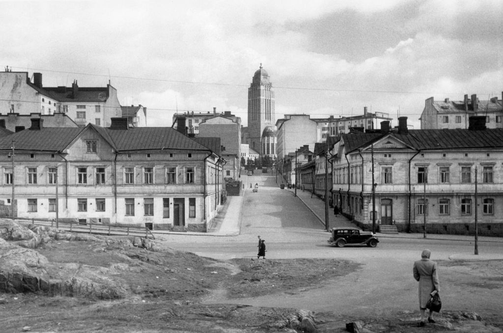 Toinen Linja 19, 17, 15. Näkymä pitkin Suonionkatua Kallion kirkolle.