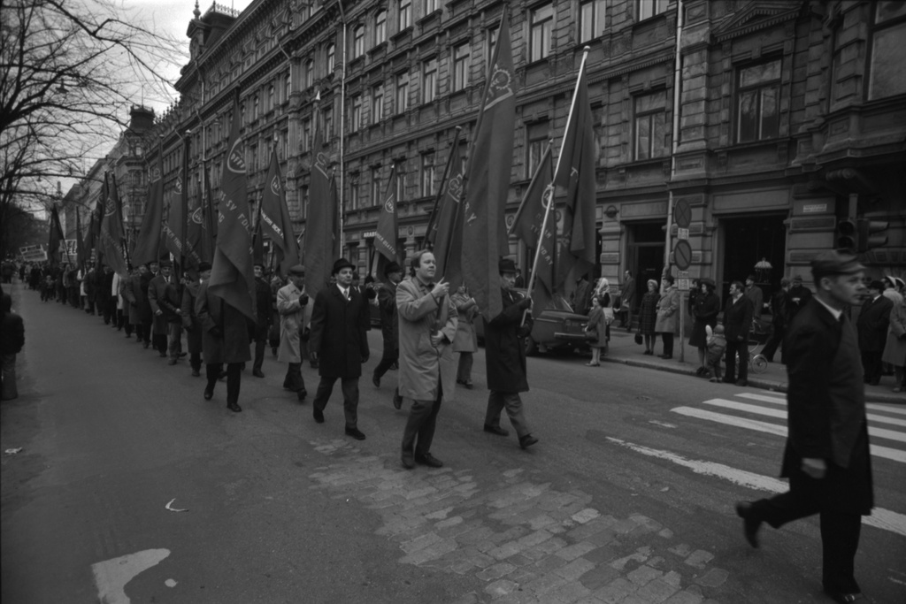 Pohjoisesplanadi. Työväen vappukulkue Pohjoisesplanadilla 1.5.1972. Näkymä Fabianinkadun kulmasta Mannerheimintielle päin.