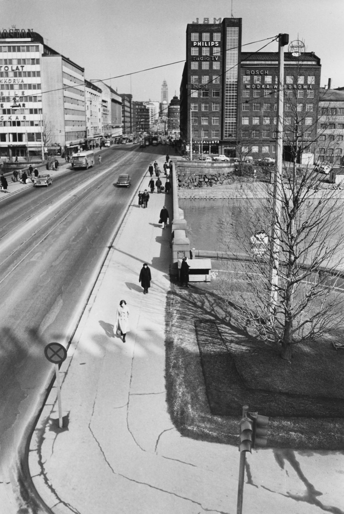 Näkymä Pitkällesillalle ja Siltasaarenkadulle. Taustalla Siltasaarenkatu 1- John Stenberginranta 2.
