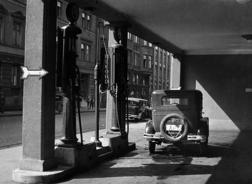 Huoltoasema Unioninkadun ja Pohjoisen Makasiinikadun kulmassa. Unioninkatu 13, Pohjoinen Makasiinikatu 1.