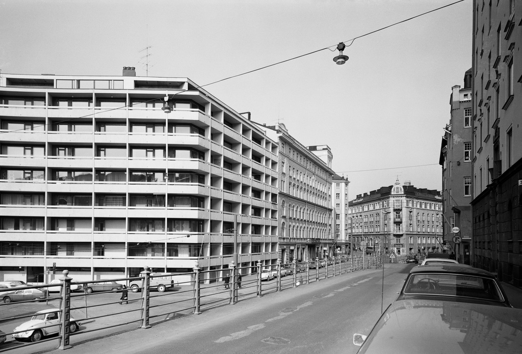 Puretun talon tilalle rakennettu talo, Sepänkatu 1 - Laivurinkatu 8. Arkkitehti Sakari Halonen, valm. 1971.