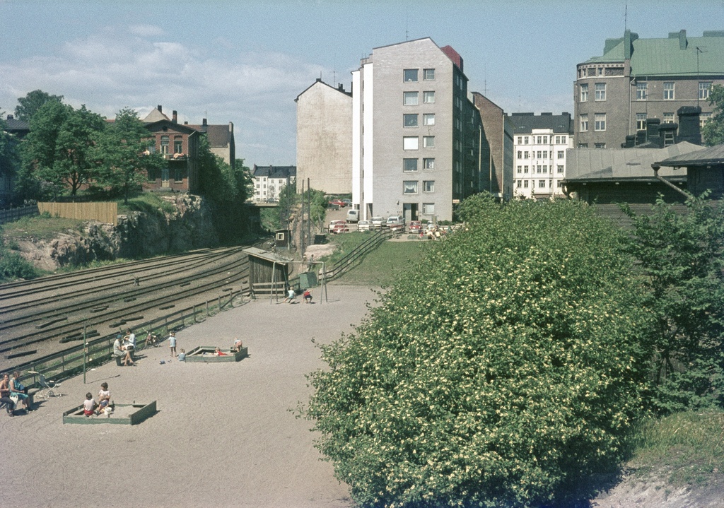 Työmiehenkatu 2 - Lastenkodinkatu 9. Yleisnäkymä Ruoholahdenkatu 21:sta. Vas. satamarata ja Marian sairaalan rakennuksia.