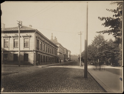 Etelä-Esplanaadikatu (=Eteläesplanadi) 14, 16, 18 ja 20 Heikinkadulle (=Mannerheimintie) päin nähtynä.  duplicate photo