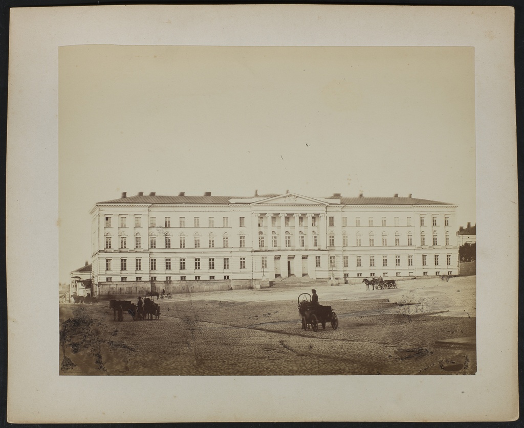 Aleksanterin yliopisto (Helsingin yliopisto) Senaatintorin länsireunalla, rakennuksessa alkuperäiset ikkunat. Kuvan etualalla vuokra-ajureita.