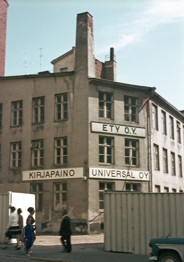 Kalevankatu 26, piha. Rakennuksessa kosmetiikkatehdas Ety Oy:n ja Kirjapaino Universal Oy:n kyltit.
