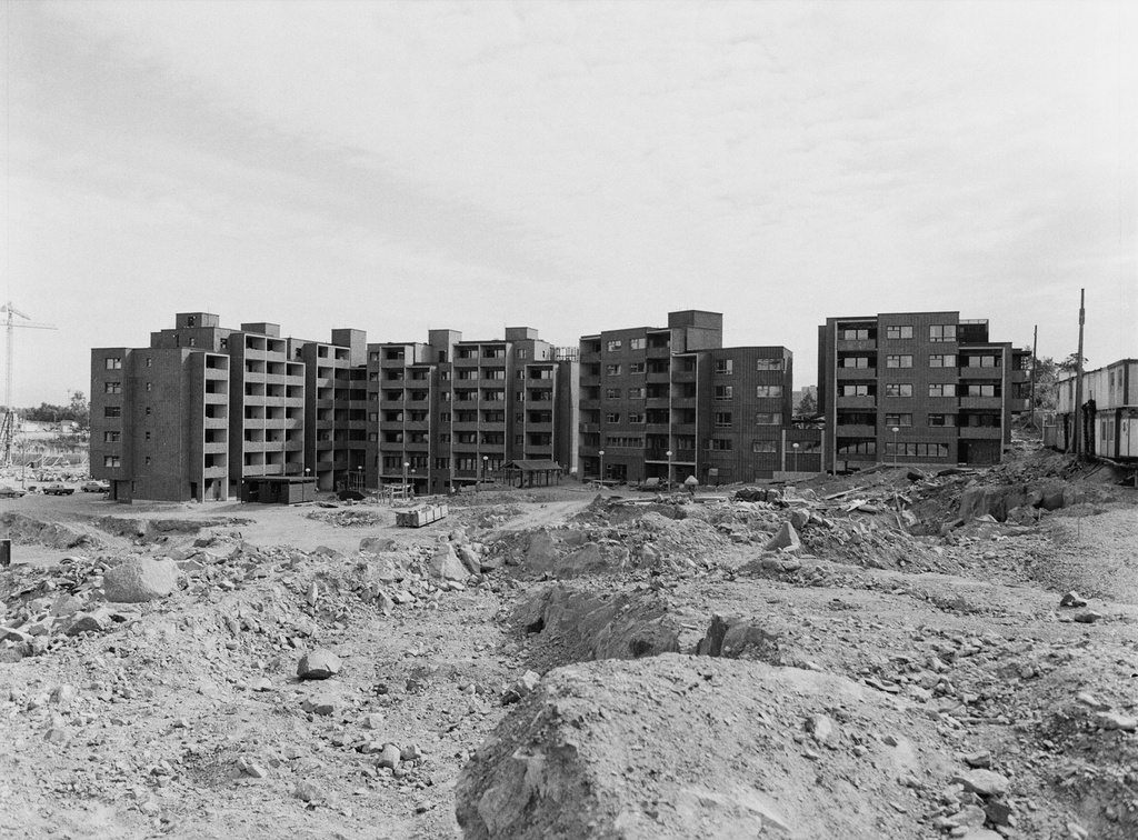 Pasila, Länsi-Pasila. Maistraatinkatu 1:n rakennustyömaa.  Taustalla Pasilan puistotie 6.