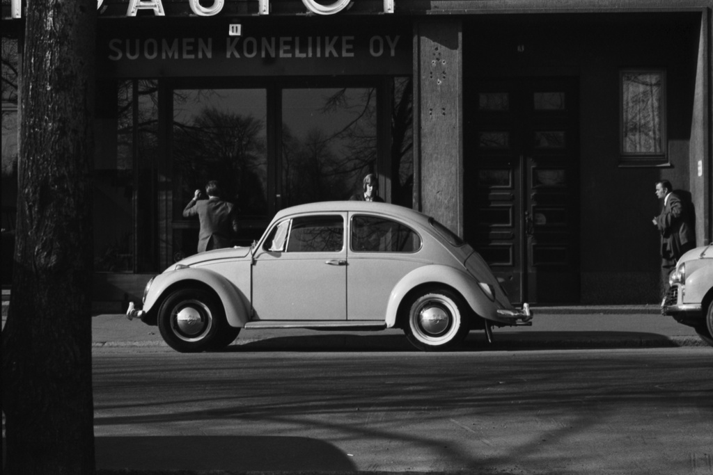 Pitkänsillanranta 11. Auto, Volkswagen Kupla Suomen Koneliike Oy:n edessä Siltasaaressa.