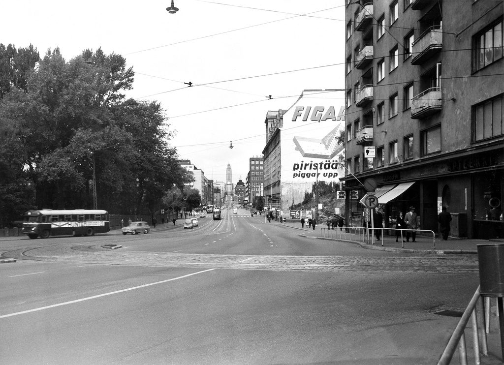 Unioninkatu 39, 45. Kuvattu Liisankadun kulmasta, taustalla Kallion kirkko ja Pitkäsilta.