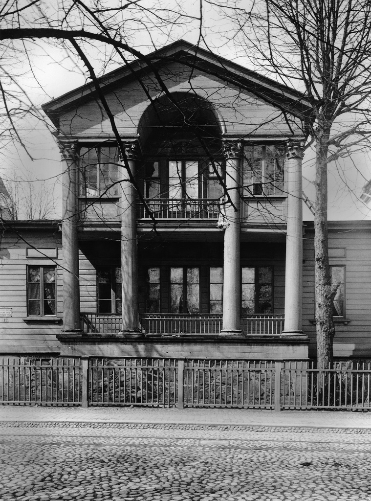 Saunakatu 12 (ent. Etelärantatie, nyk. Laivasillankatu), arkkitehti Jean Wiik v. 1846. Rakennus siirrettiin v. 1910 Porvoonkatu 51:een.