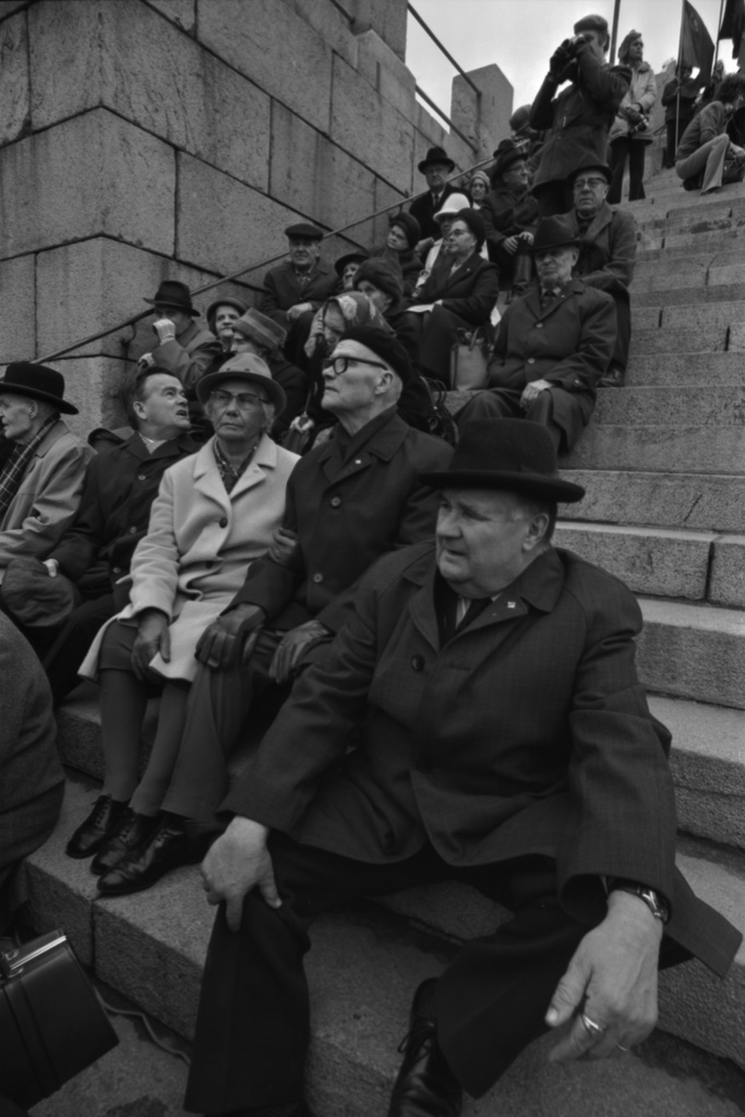 Hallituskatu 7. Ihmisiä istumassa Tuomiokirkon portailla työväen vappujuhlassa 1.5.1972.