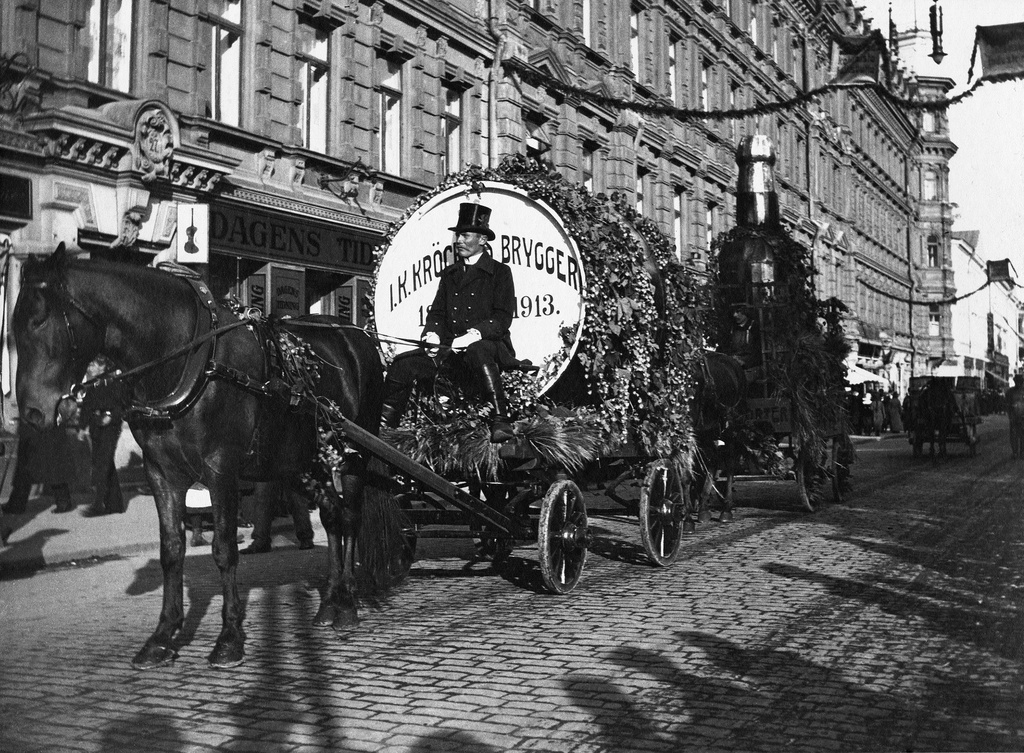 Suomi viikko, Finska veckan. Ajuri J.K. Kröckell Bryggerin kärryjen kanssa Pohjoisesplanadilla. Taustalla mm. Hotel Kämp
