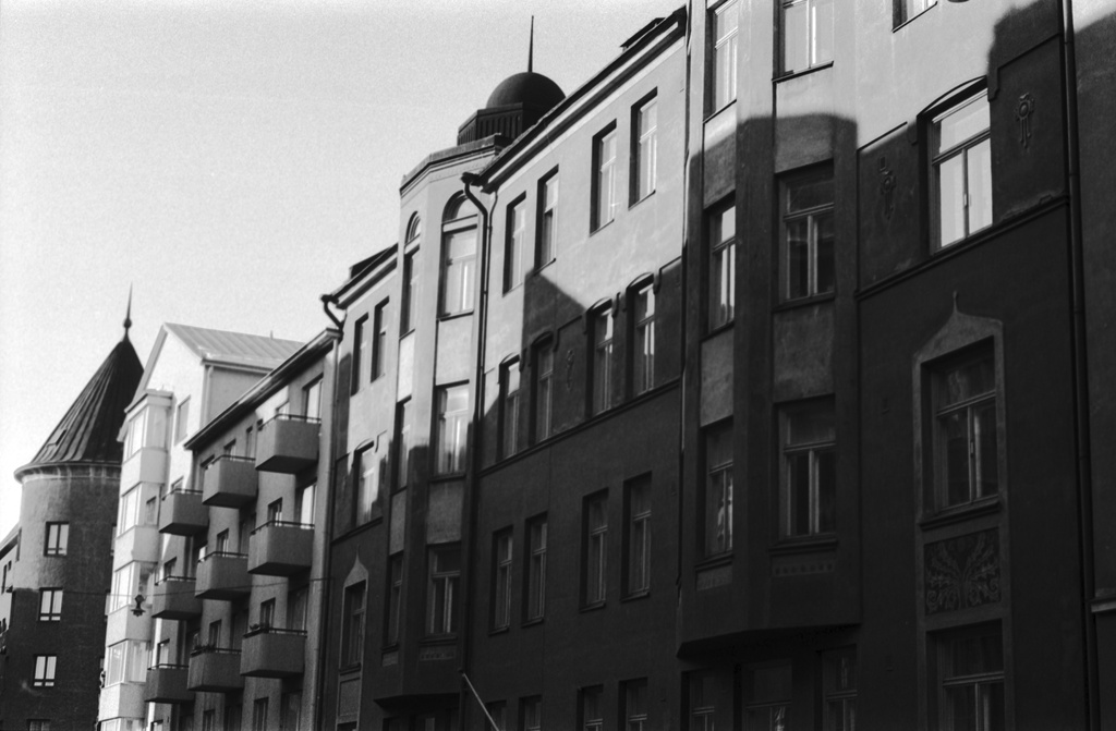 Rauhankatu 7. Rauhankatu 7:n ja 9:n talojen julkisivua Mariankadun suuntaan.