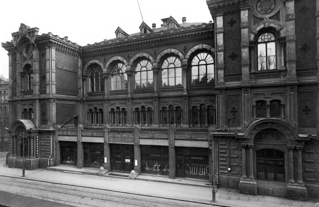 VPK:n talo, Palokunnantalo. Hakasalmenkatu 3 (nyk. Keskuskatu 7). Arkkitehti Theodor Höijer. Rakennus valmistui 1889. VPK:n juhlasali oli Suomen yksikamarisen eduskunnan ensimmäinen istuntopaikka 1907-10, koska Säätytalo oli 200 edustajalle liian pieni. Talo purettu 1967. Kuvassa erottuvat liikkeet Ab Elux Oy ja Hackethal.