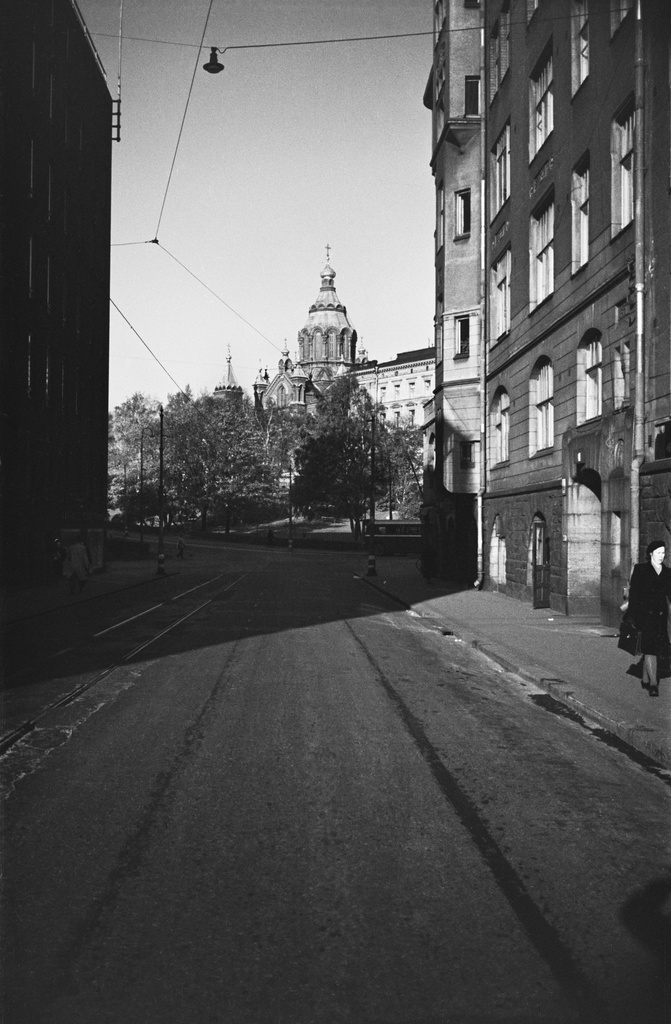 Uspenskin katedraali Kruunuvuorenkadulta nähtynä. Oikealla Kruunuvuorenkatu 1. Edessä Katajanokan puisto (=Tove Janssonin puisto).