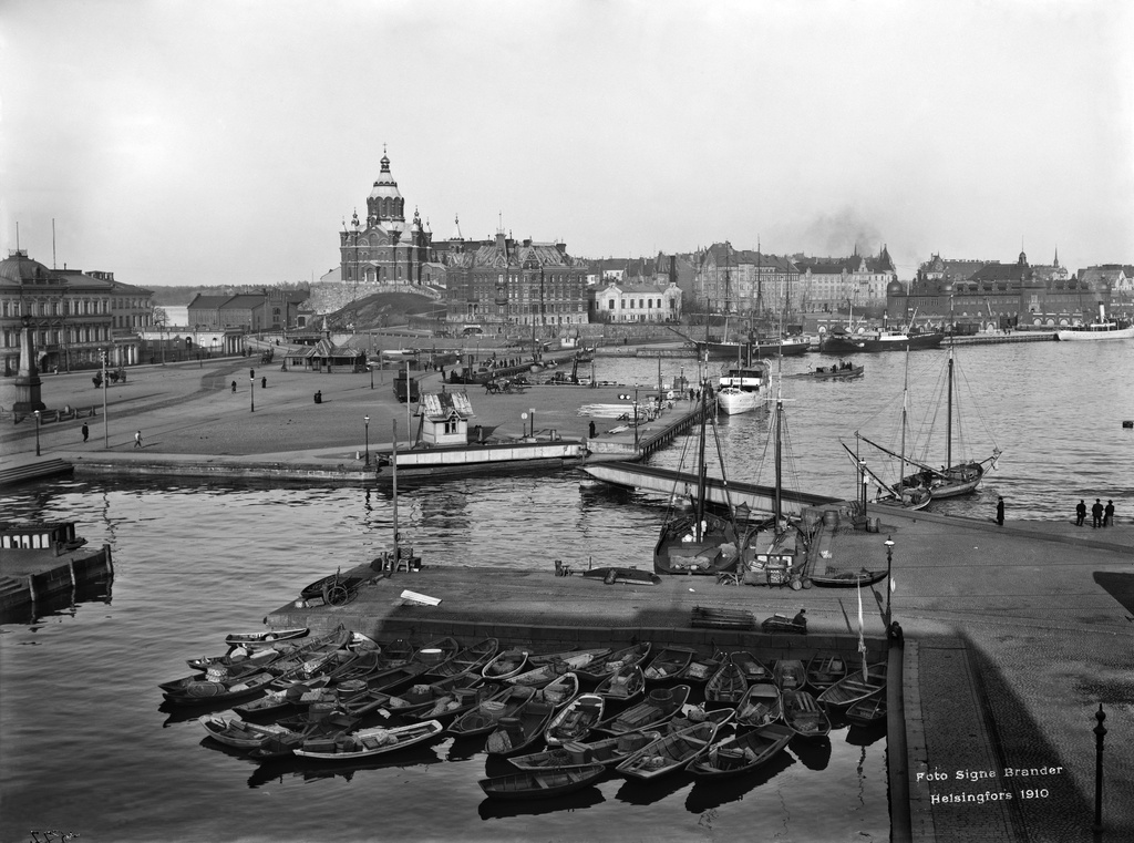 Eteläsatama, veneitä Kolera-altaassa. Keisarinluodonlaituri ja laiturit VI - VIII.  Taustalla Katajanokka.