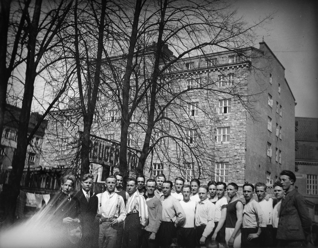 Kuvassa Helsingin Työväentalolla harjoittelevia urheilijoita. Paasivuorenkatu 5. Työväentalo taustalla.