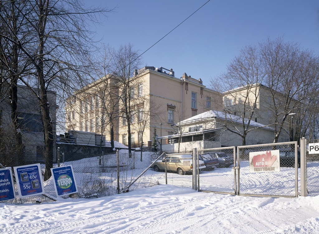Oy Teboil Ab:n huoltoasema, Hämeentie 55. Taustalla Helenan vanhainkoti.