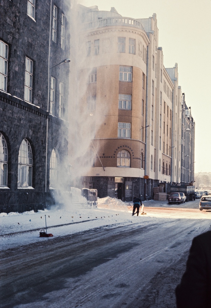 Lumenpudotusta Paasitornin (työväentalon) katolta. Takana Säästöpankinranta 8. Säästöpankinranta 6. Saariniemenkatu 5. Siltasaari.