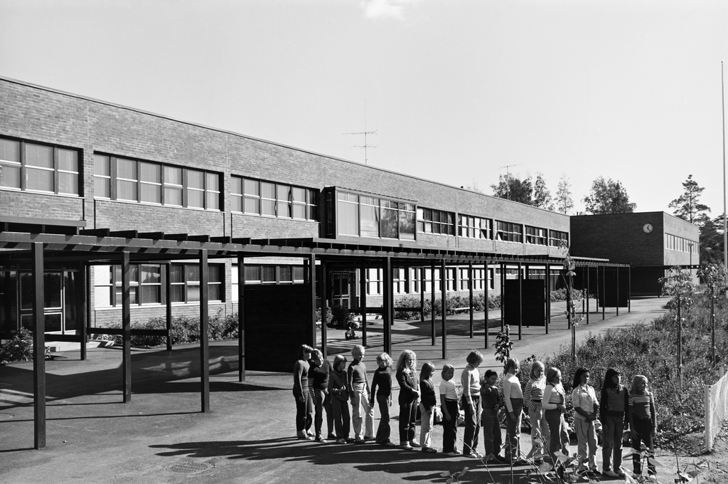 Koululaiset jonossa syyskuussa Pihlajiston ala-asteen pihalla.