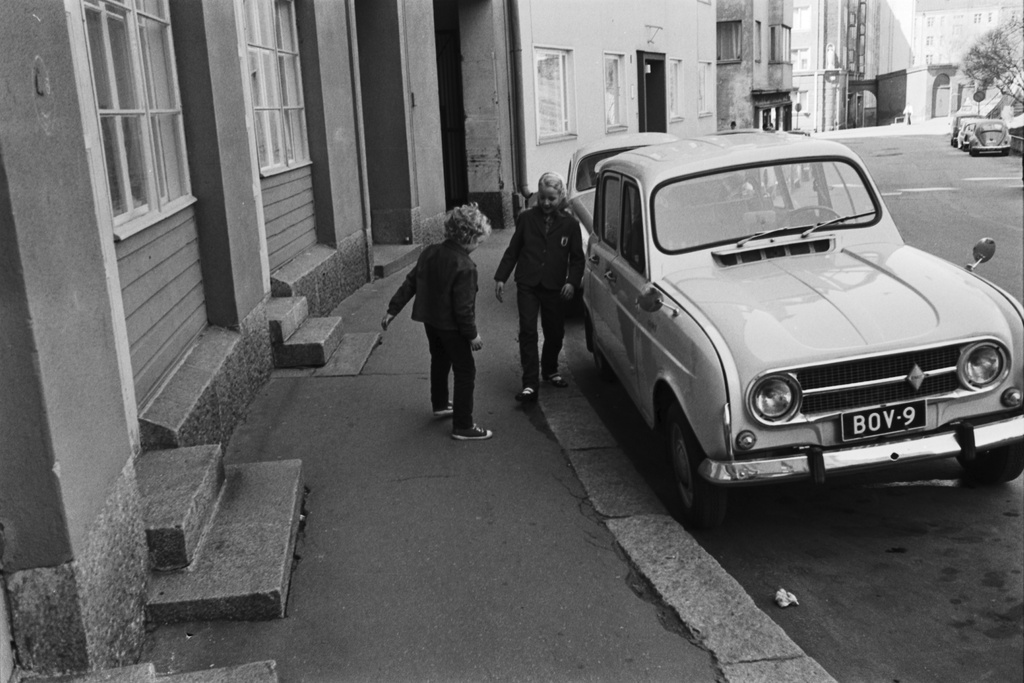 Agricolankuja 6. Kaksi lasta nahistelemassa jalkakäytävällä Agricolankuja 6:n edustalla. Näkymä Franzéninkadulle päin.