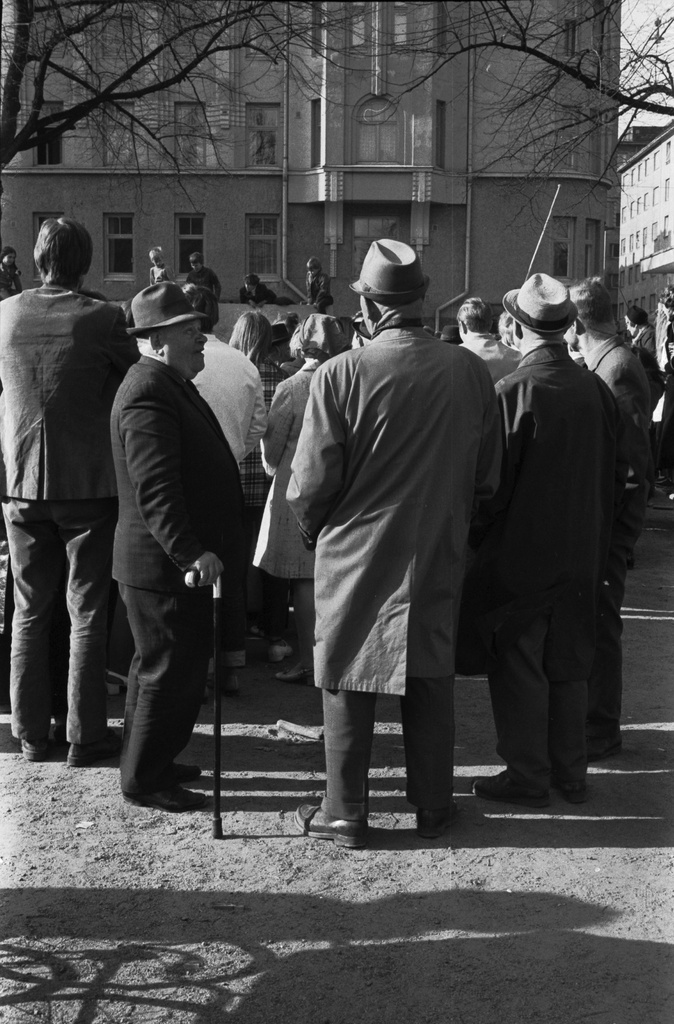 Karhupuisto. Helsingin juhlaviikot. Miehiä Karhupuistossa seuraamassa esitystä puistotapahtuman aikaan.