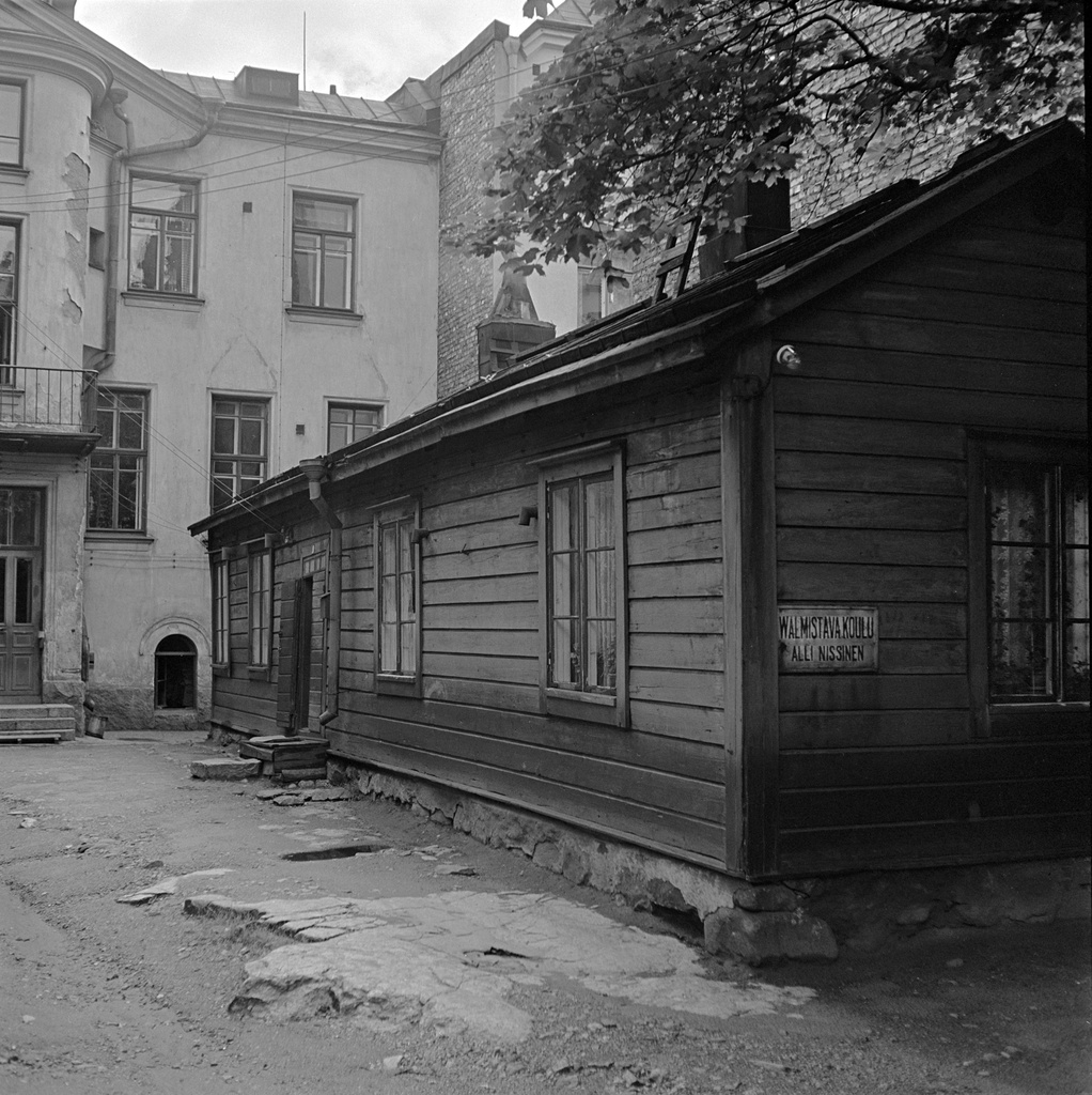 Uudenmaankatu 24, pihalla puurakennuksessa Alli Nissisen valmistava koulu.