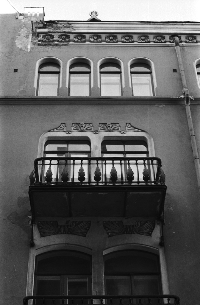Rauhankatu 1. Rauhankatu 1:n talon julkisivua parvekkeineen.