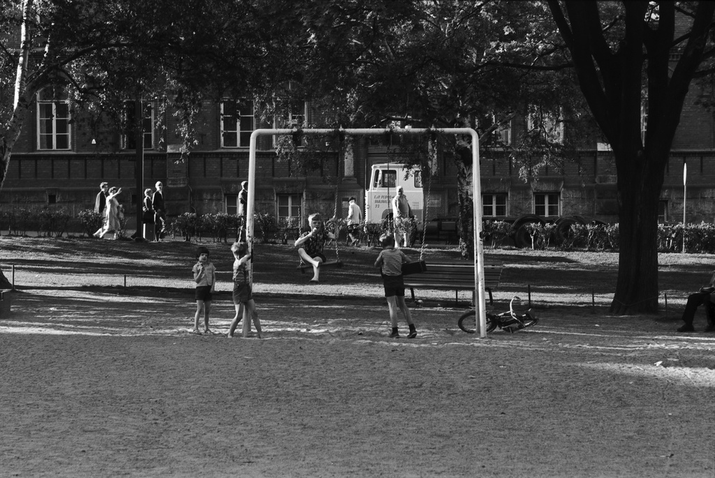 Liisanpuistikko. Lapsia keinumassa kesäisessä Liisanpuistikossa. Taustalla Liisankatu 1.