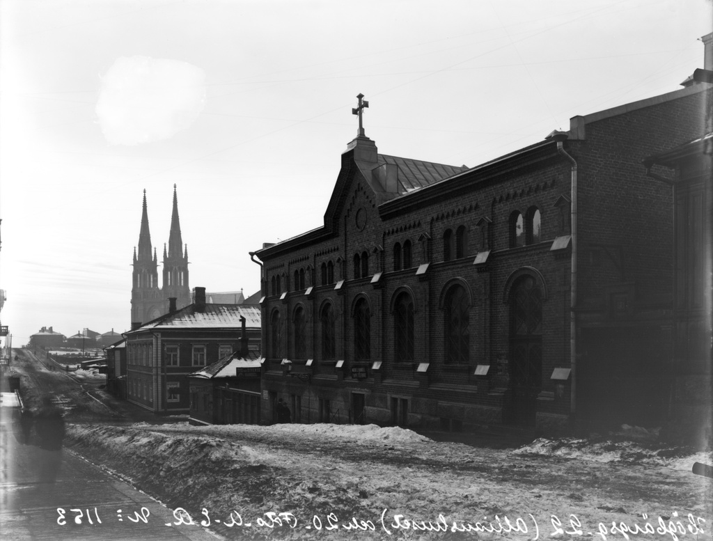 Näkymä Korkeavuorenkatua pitkin etelään, oikealla Korkeavuorenkatu 22 (Allianssitalo, Andreaskyrkan) ja 20. Taustalla Johanneksenkirkon tornit.
