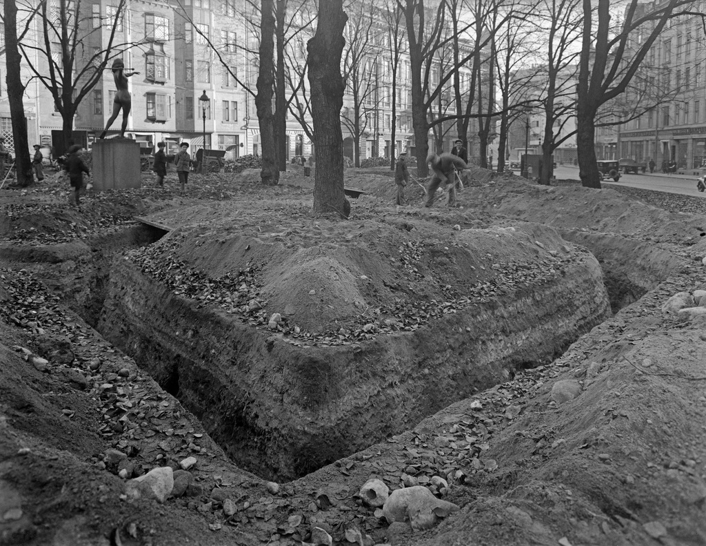 Sirpalesuojaa rakennetaan Kolmikulmassa.  Puistossa Yrjö Liipolan Tellervo, Tapion tytär (Diana) -veistos.Taustalla Erottajankatu.
