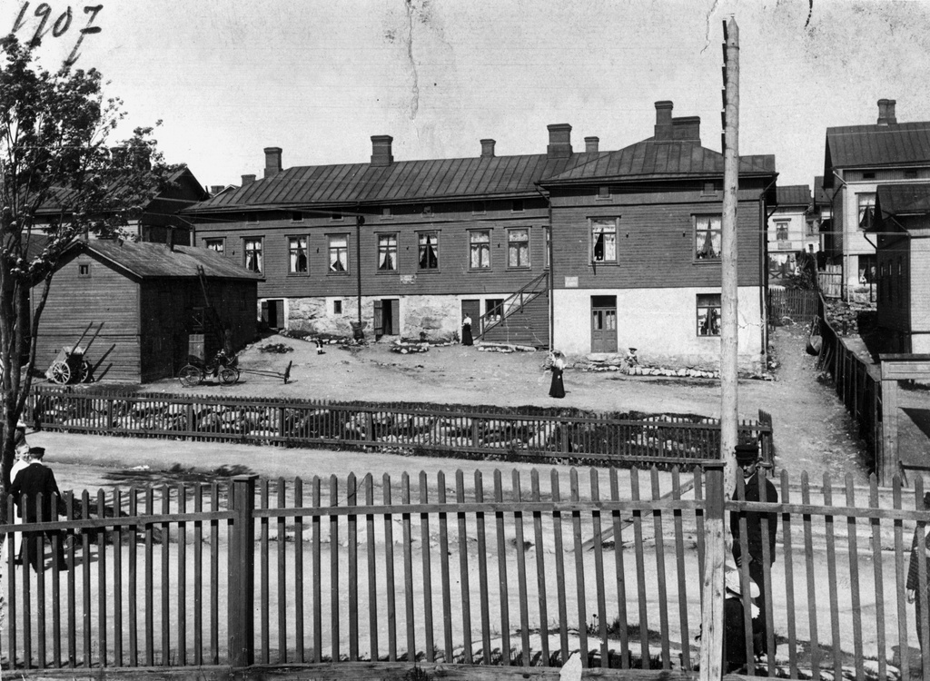 Toinen linja 13. Talon rakentaja Karl Gustaf Järvinen