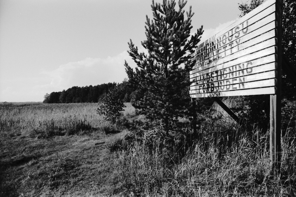 Kallahdenniemi. Maihinnousu kielletty -kyltti Kallahdenniemen kaislikkoisella rannalla Vuosaaressa.