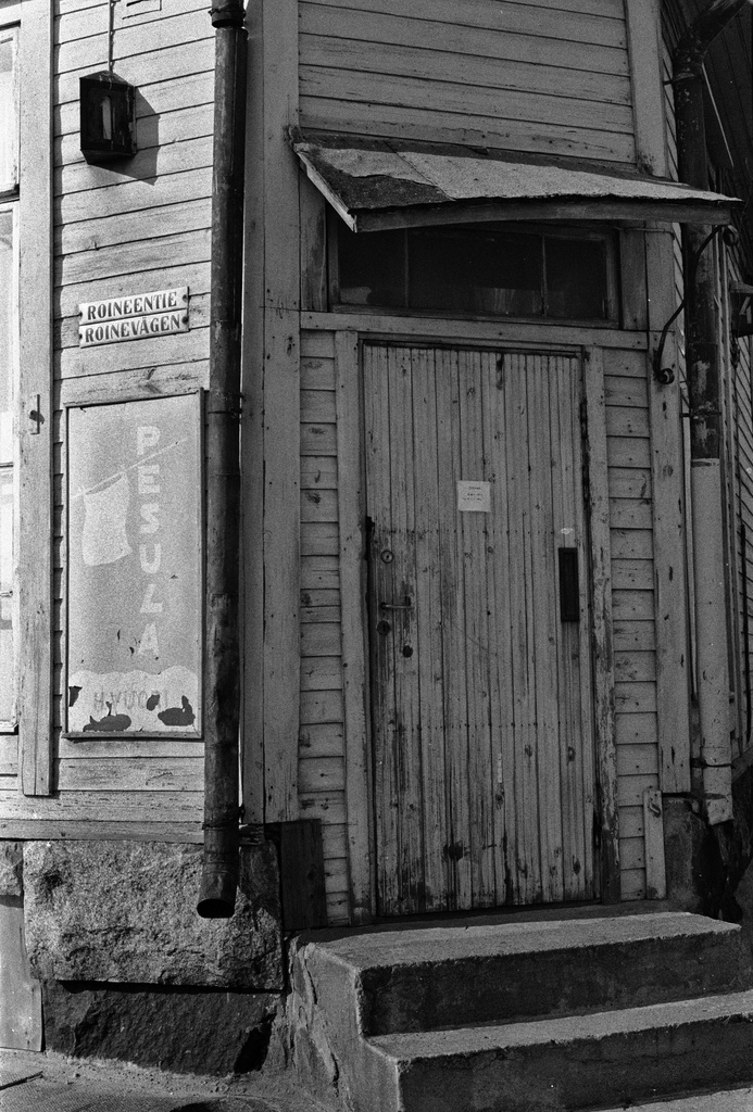 Pesula H. Vuoren sisäänkäynti Roineentien ja Suvannontien kulmassa Puu-Vallilassa.