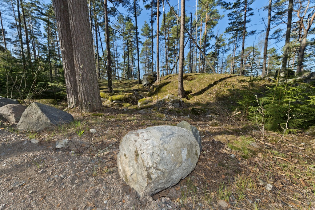Skatanniemi. Ensimmäisen maailmansodan aikainen rannikkotykkipatteri Skatanniemessä, Vuosaaressa. Kuvassa on betoninvalmistusaseman lähelle jäänyt, kivettynyt betonitynnyri.
