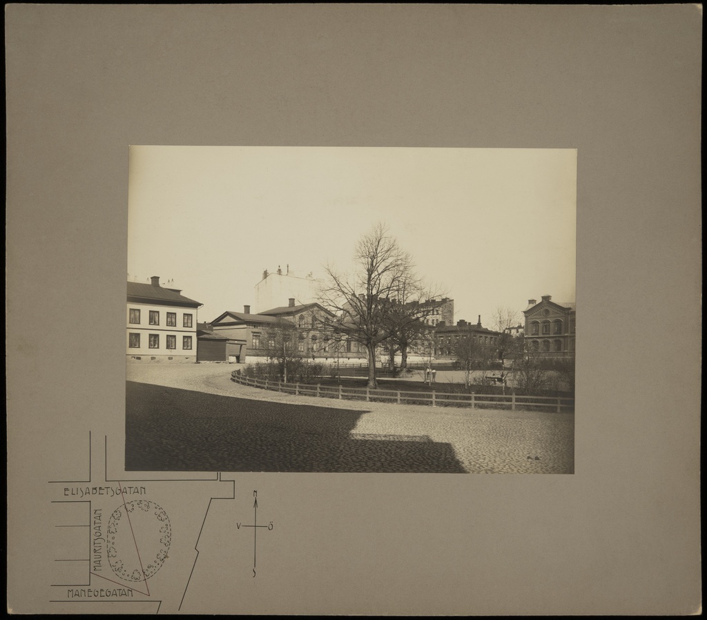 Elisabetintori (=Liisanpuistikko) nähtynä Pohjoisrannasta. Vasemmalla Maurinkatu 2, 4, 6. Oikealla Elisabetinkatu (=Liisankatu) 1. Maurinkatu 4 purettu 1910.
