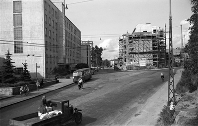 Haartmaninkatu 2, 1. - Topeliuksenkatu 30. Vasemmalla HYKS Naistenklinikka keskellä Työterveyslaitoksen talo rakenteilla. Rakennus valmistui keväällä 1951.  similar photo