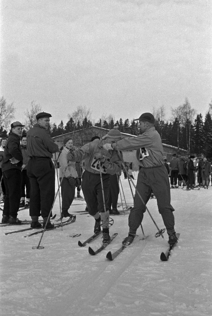 Hiihtäjiä, hiihtokilpailut Ruskeasuon liikuntapuistossa. Taustalla Ruskeasuon tallit.