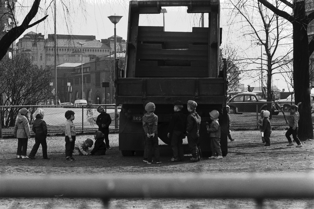 Tokoinranta. Lapsia ja iso kuorma-auto, jonka lavalla hiekkalaatikoita Eläintarhantien ja Säästöpankinrannan kulmauksessa olevassa puistossa.