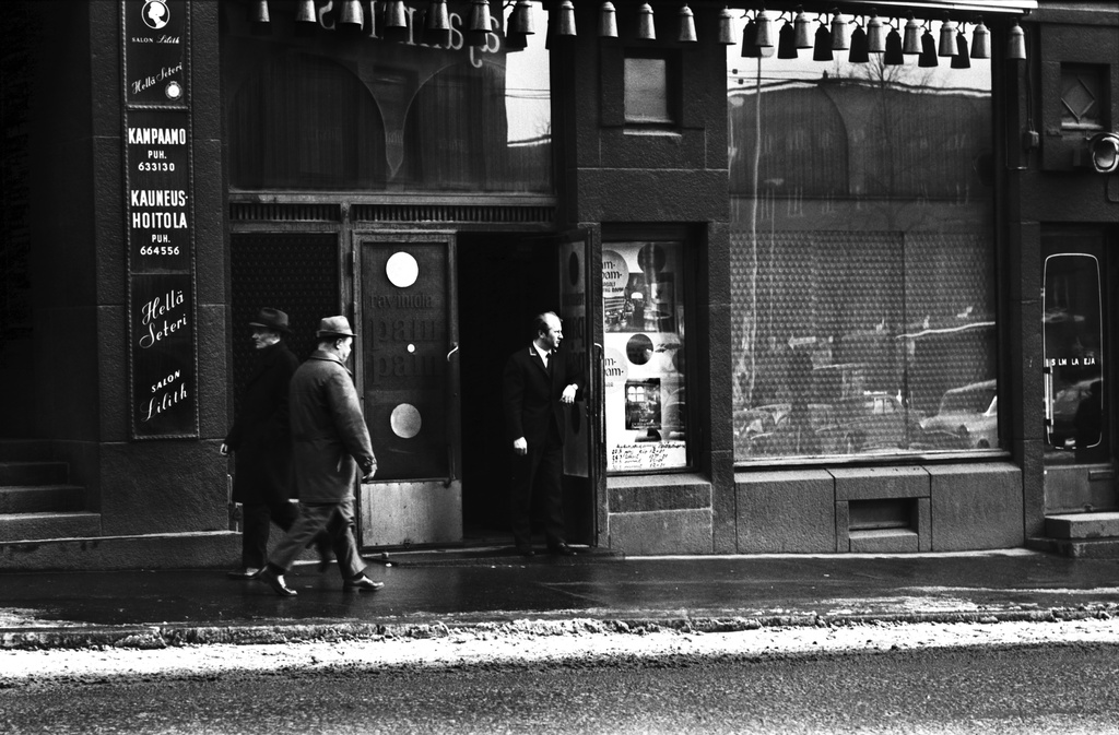 Kaisaniemenkatu 1. Portsari seisomassa Ravintola Pam Pamin ovella Kaisaniemenkatu 1:ssä.