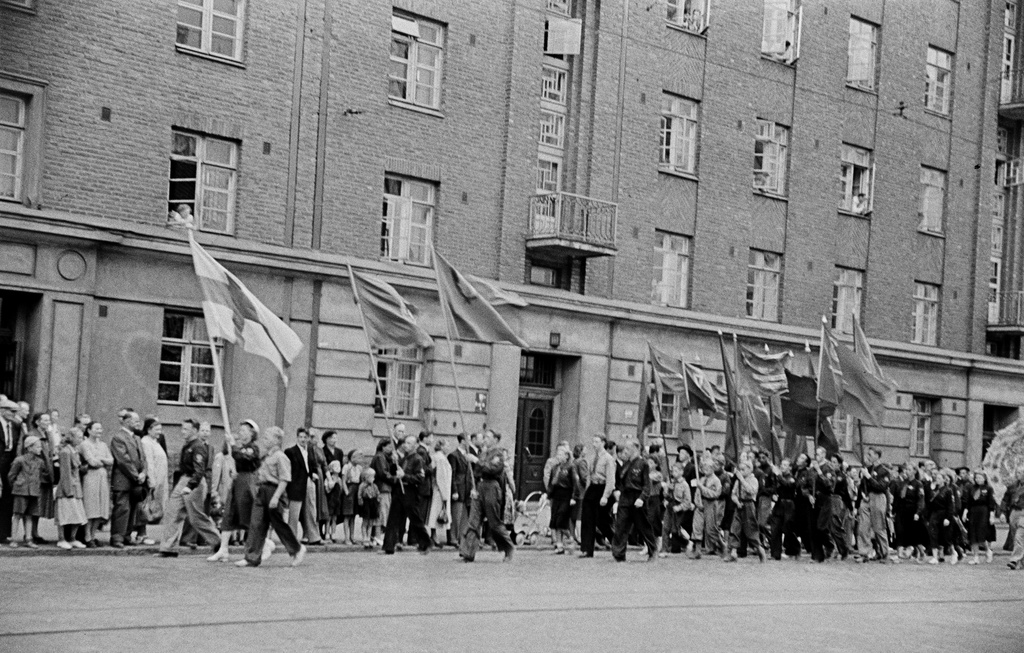 Rauhanmarssi ja yleisöä Helsinginkatu 10:n kohdalla, Suomen Demokraattisen Nuorisoliiton (SDNL) jäseniä.