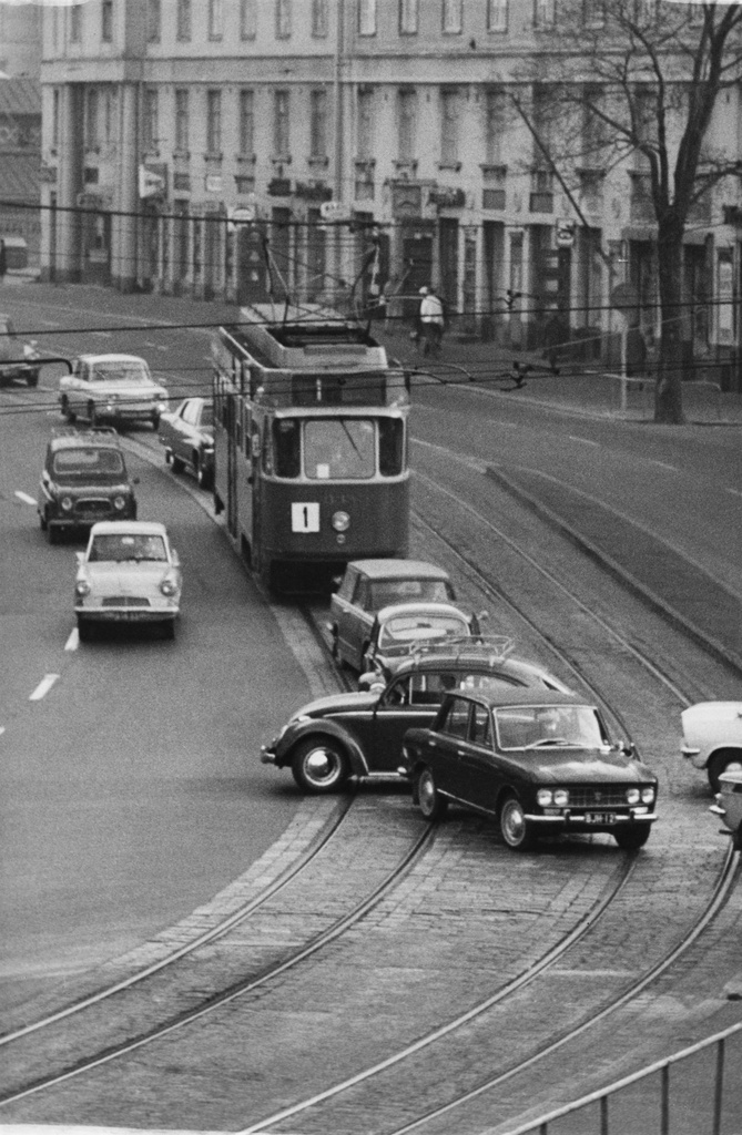 Linjan 1 raitiovaunu Hämeentien ja Vilhovuorenkadun risteyksessä.