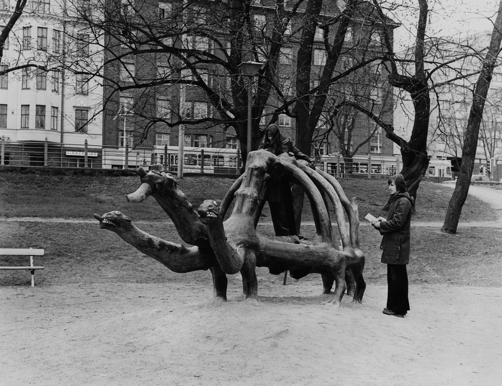 Hesperian puisto, lasten kiipeilyteline "Lohikäärme".