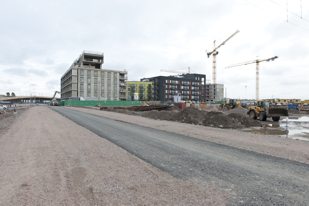 Kalasatama dokumentointi. Näkymä Arielinkatua pohjoiseen Polariksenkadun suuntaan. Ensimmäiset uudet kerrostalot Kalasataman alueelle valmistuivat vuonna 2012 Sörnäistenniemeen Kulosaaren sillan eteläpuolelle.