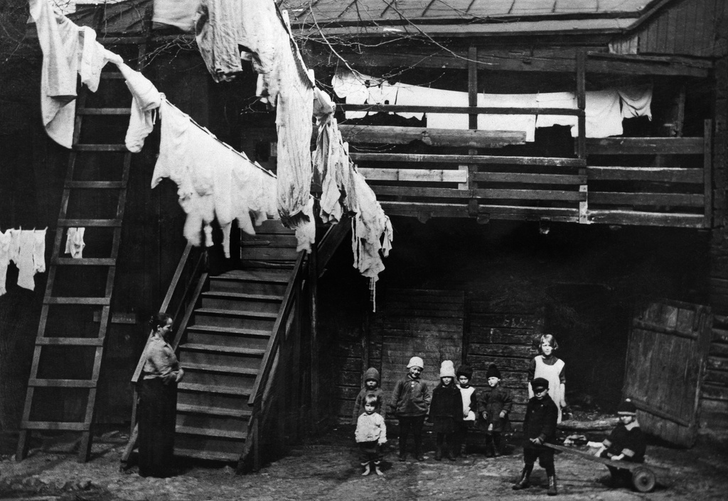 Korkeavuorenkatu 39, pihakuva. Palolaitoksen asuintalon piharakennus. Vas. rouva Kulmala, lapset Samuli Kulmala, Olof Karlsson, Paavo Yrjölä, Elma Laine, Raakel ja Margit Glad, ?, Enok Glad, Liisa Nikander