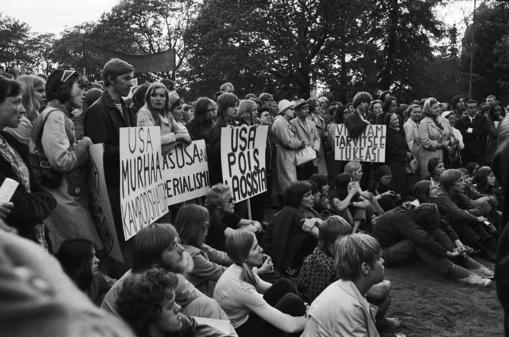 Kaisaniemenpuisto. Ihmisiä Vietnamin sodan vastaisessa mielenosoituksessa kyltteineen Kaisaniemenpuistossa.