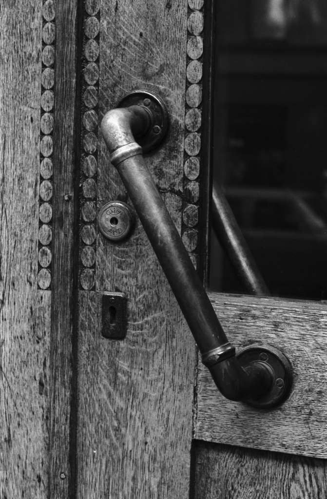 Liisankatu 17. Kerrostalon ulko-oven kahva ja lukko Kruununhaassa.