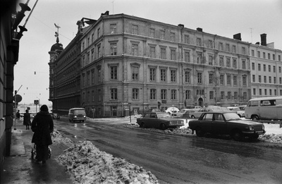 Kirkkokatu. Näkymä loska-aikaan Kirkkokadulta Pohjoisrannan suuntaan. Oikealla rakentamaton tontti Meritullinkadun kulmassa. Taustalla Meritullinkatu 3:n ja Kirkkokatu 2:n rakennukset.  similar photo